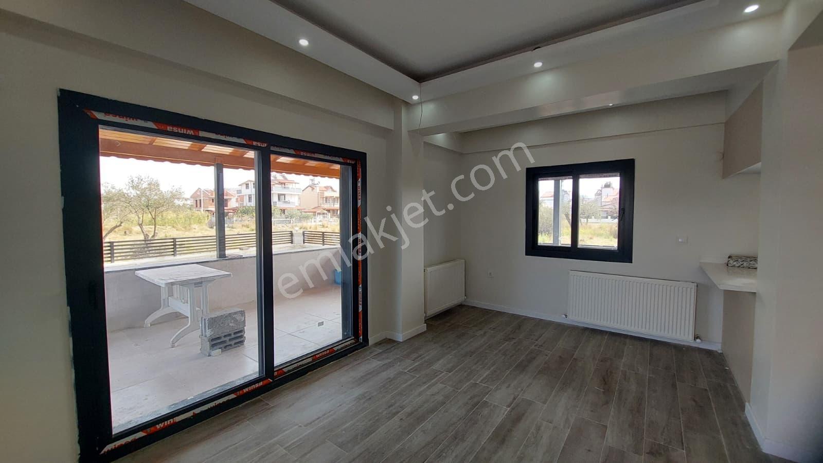 C.b. Route | Dikili Cumhuriyette Geniş Teraslı Şık Villa — fotoğraf 13