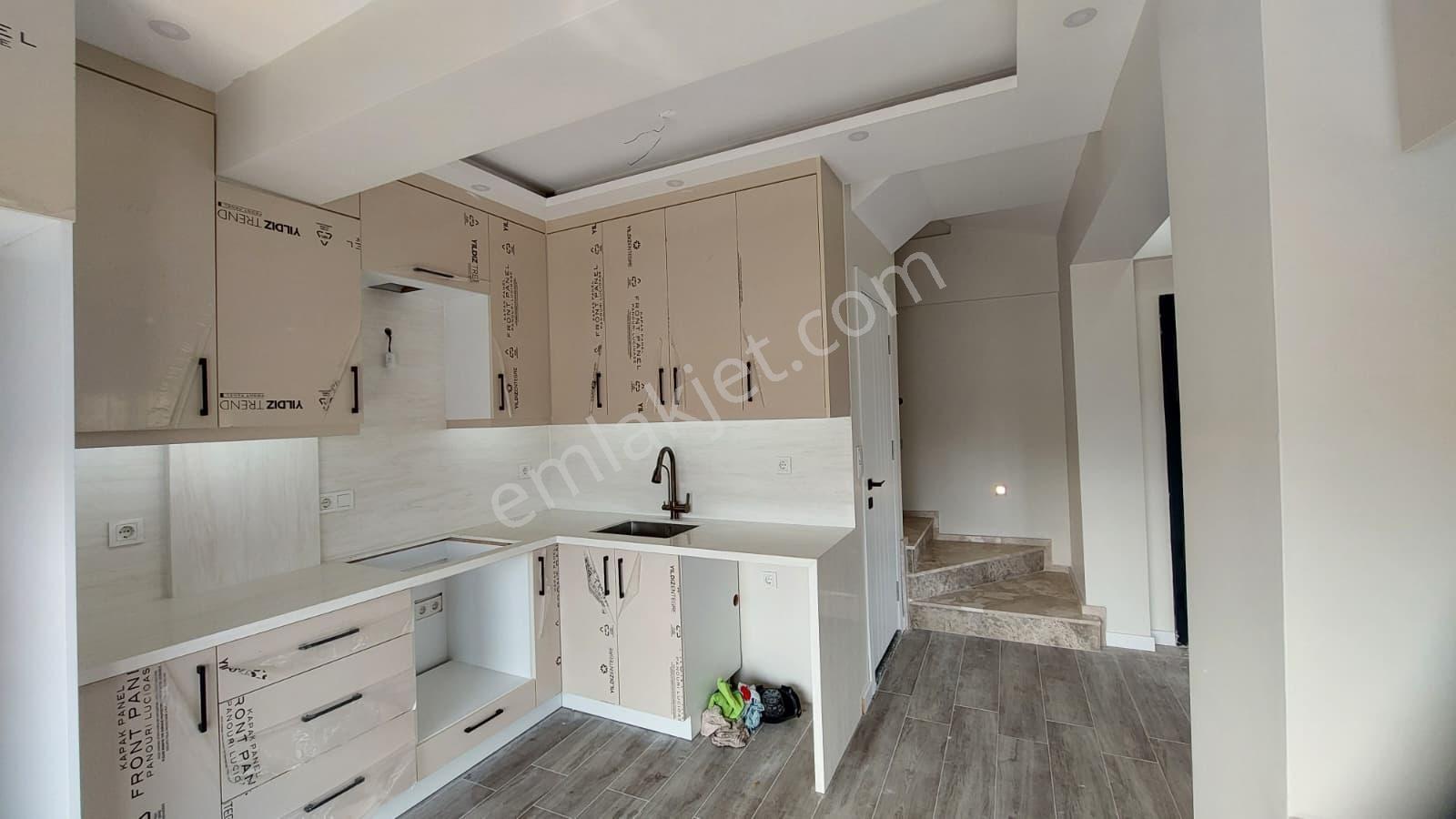 C.b. Route | Dikili Cumhuriyette Geniş Teraslı Şık Villa — fotoğraf 14