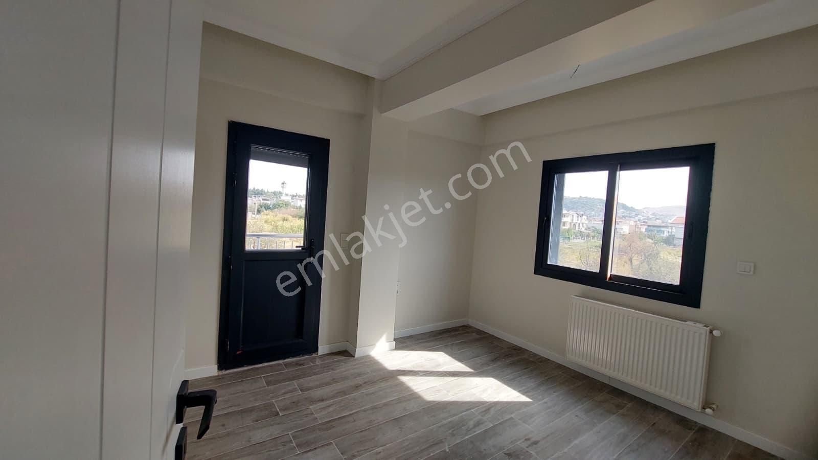 C.b. Route | Dikili Cumhuriyette Geniş Teraslı Şık Villa — fotoğraf 17