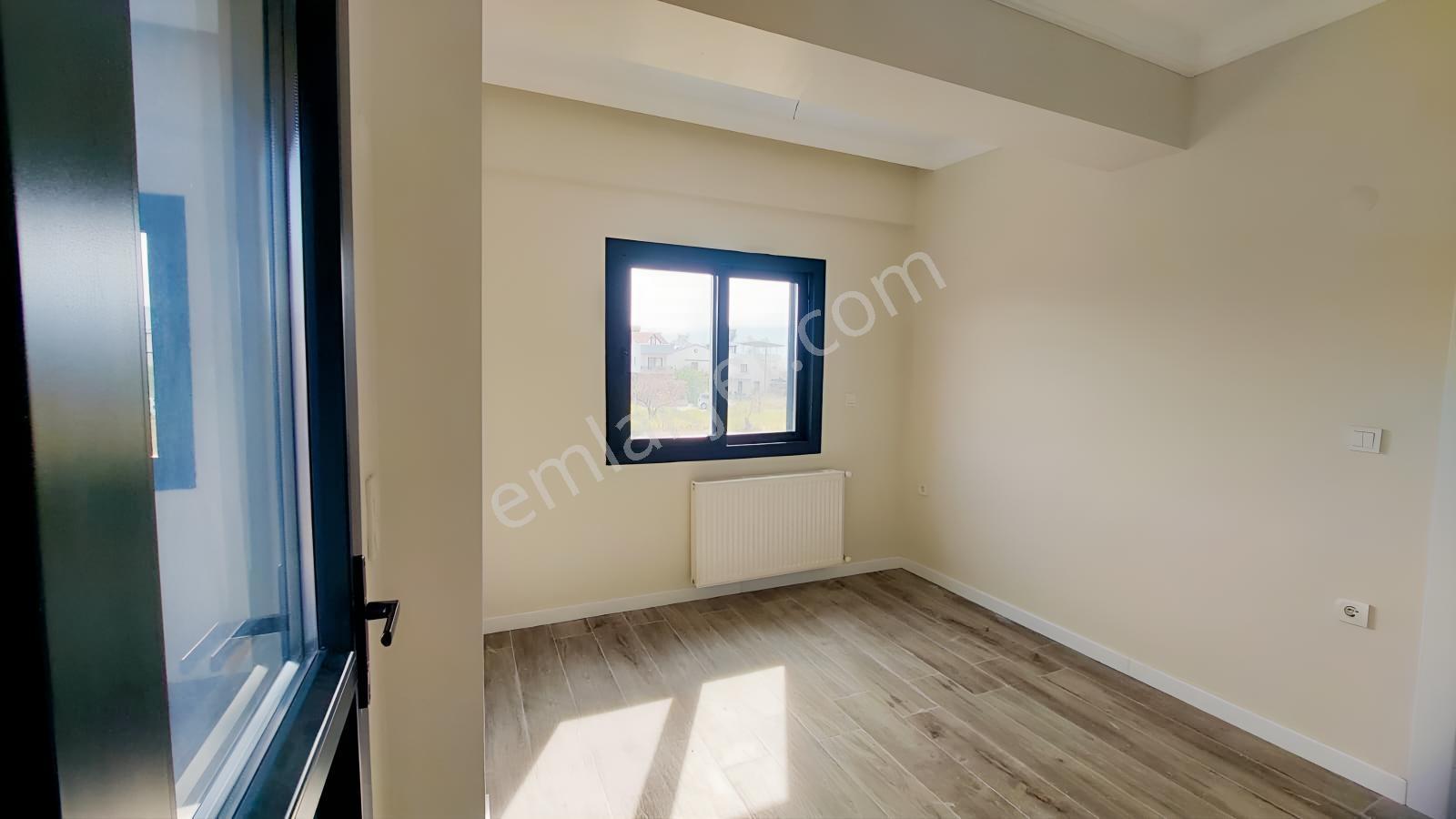 C.b. Route | Dikili Cumhuriyette Geniş Teraslı Şık Villa — fotoğraf 18