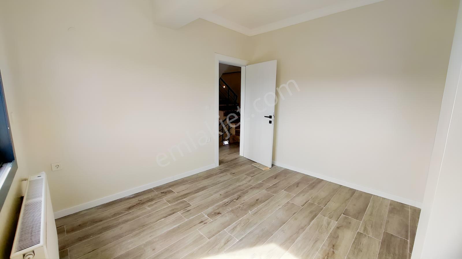 C.b. Route | Dikili Cumhuriyette Geniş Teraslı Şık Villa — fotoğraf 19