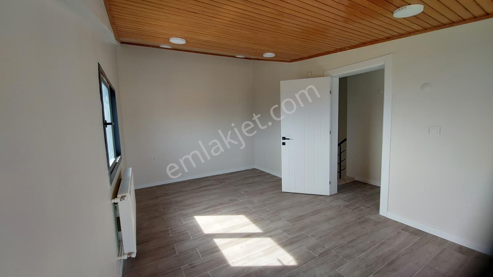 C.b. Route | Dikili Cumhuriyette Geniş Teraslı Şık Villa — fotoğraf 23