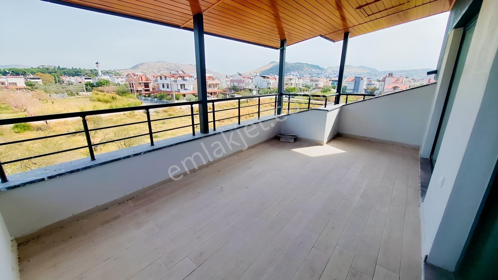 C.b. Route | Dikili Cumhuriyette Geniş Teraslı Şık Villa — fotoğraf 31