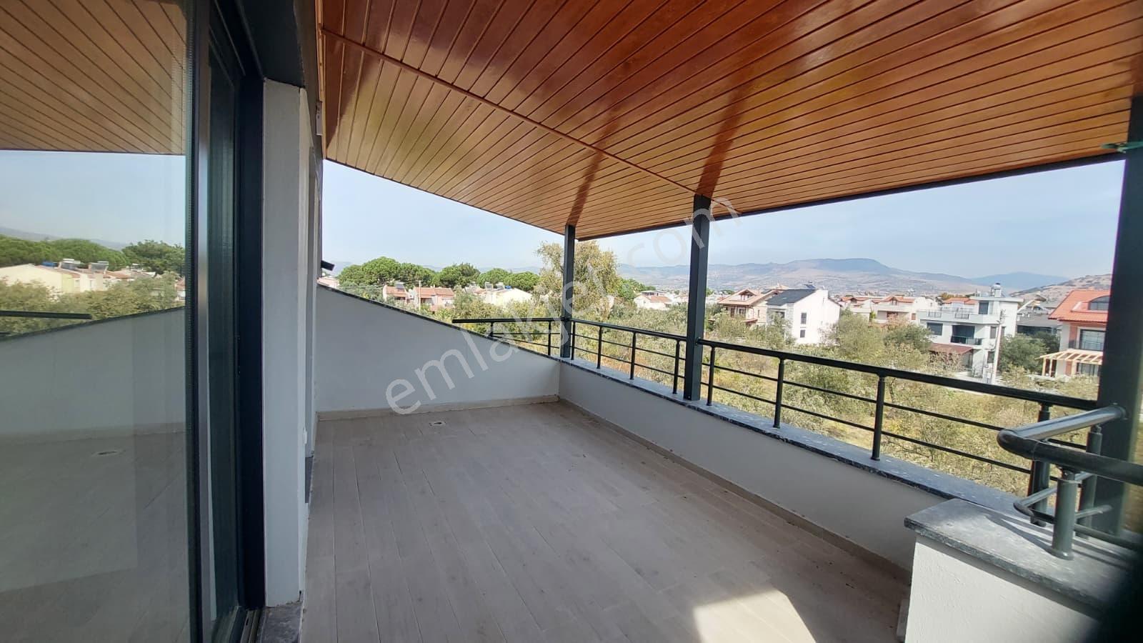 C.b. Route | Dikili Cumhuriyette Geniş Teraslı Şık Villa — fotoğraf 32