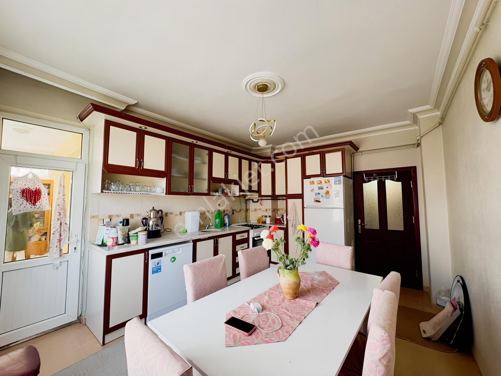 Meram Lalebahçede 630 M² Arsa Paylı Komple Satılık Bina !!! — fotoğraf 5
