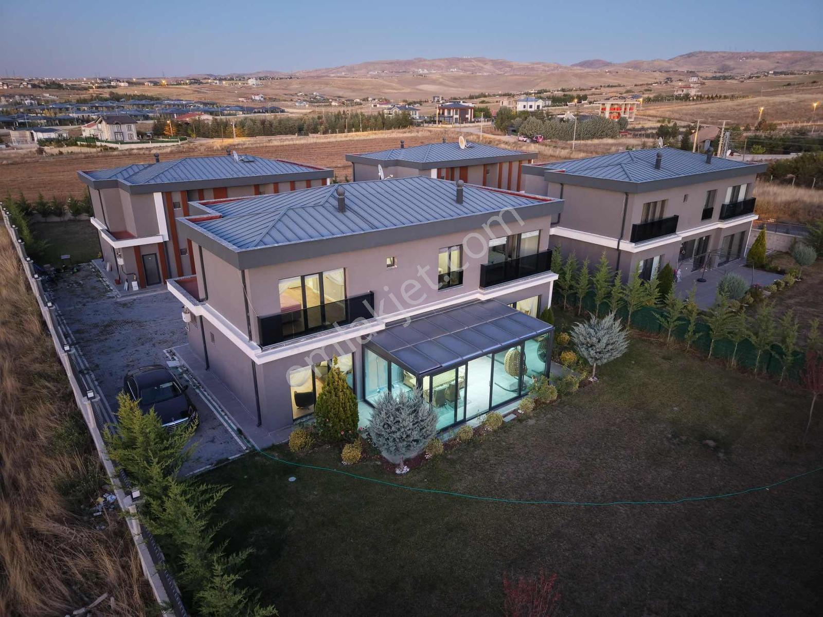 Gölbaşı Bahçelievler'De 5+1 750M²Arsalı Ultralüx Satılık Villa