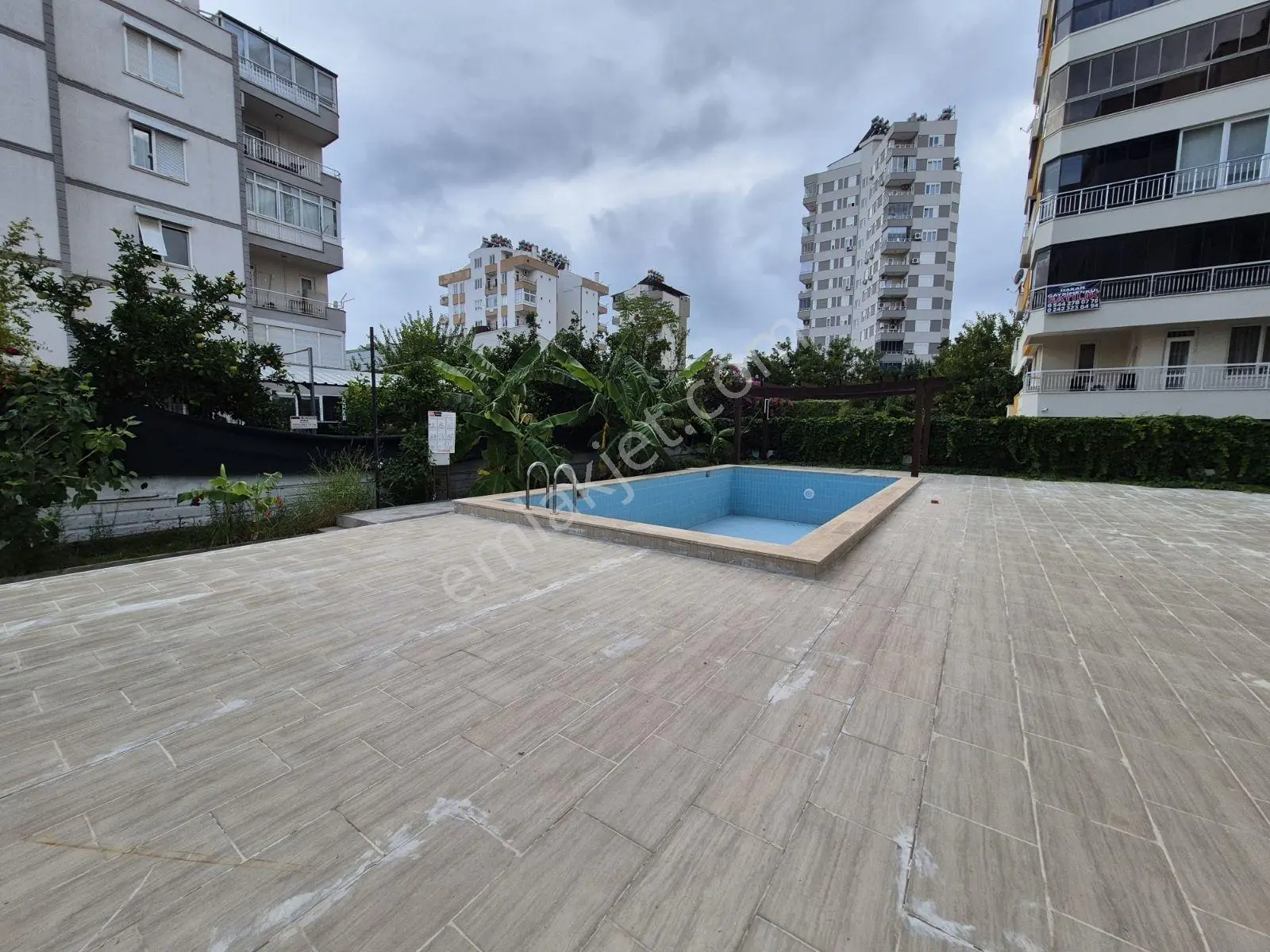 Fener'de Kapalı Otoparklı Havuzlu 1+1 Satılık Daire — fotoğraf 2
