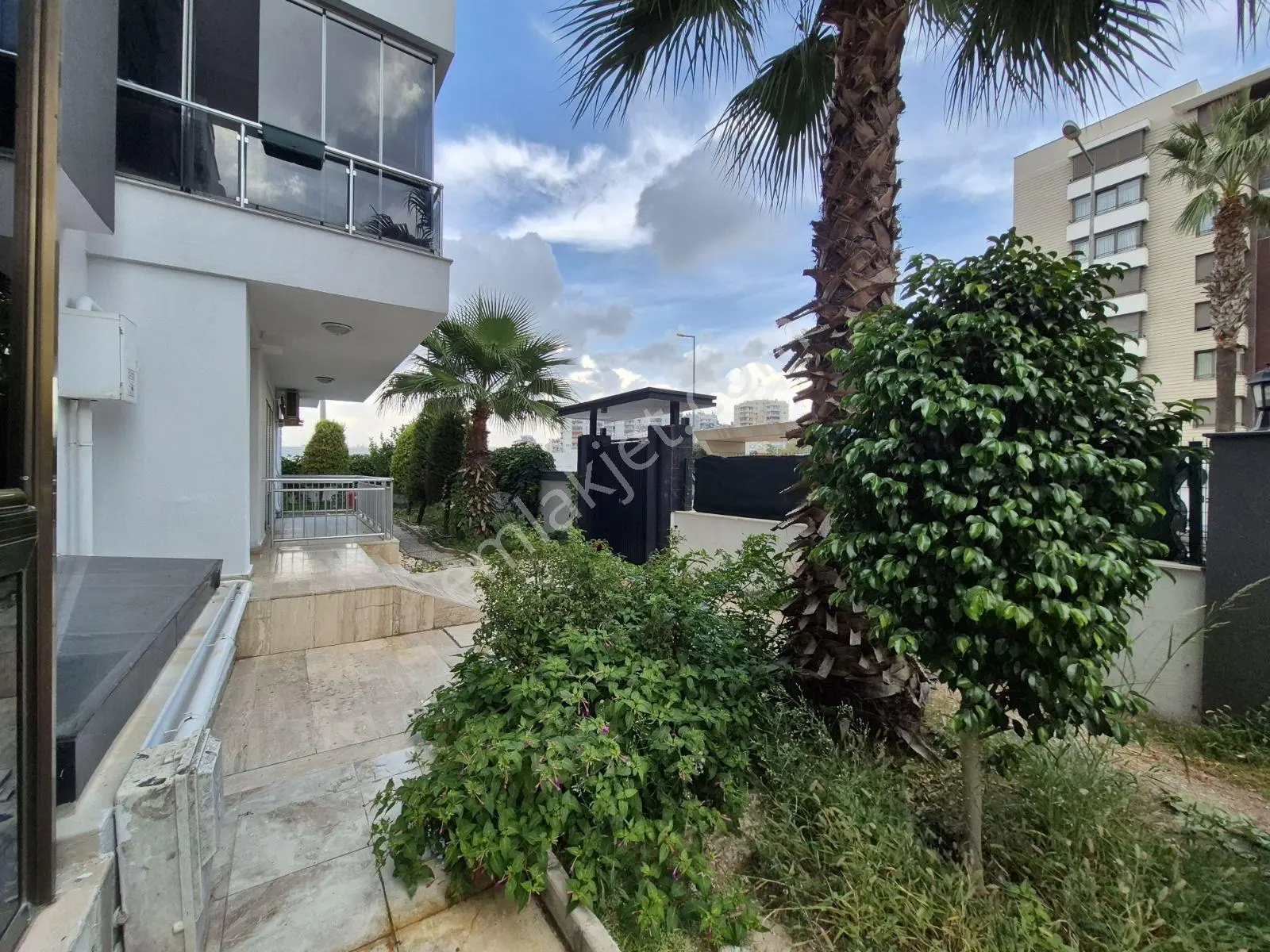 Fener'de Kapalı Otoparklı Havuzlu 1+1 Satılık Daire — fotoğraf 3