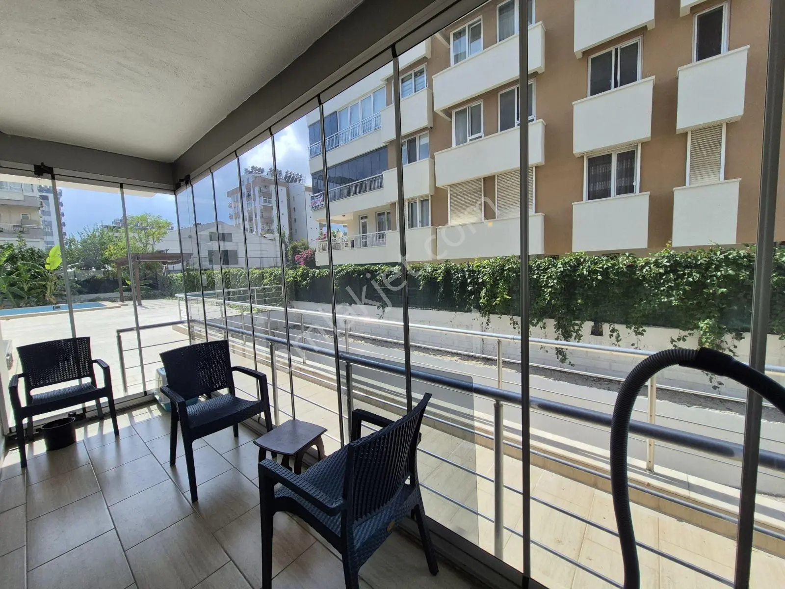 Fener'de Kapalı Otoparklı Havuzlu 1+1 Satılık Daire — fotoğraf 18