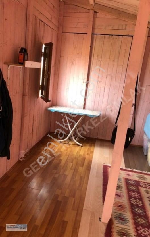 Merkez Emlâk Armağan'dan 241m2 Etrafı Çevrili İçinde Ufak Bir Ev — fotoğraf 5