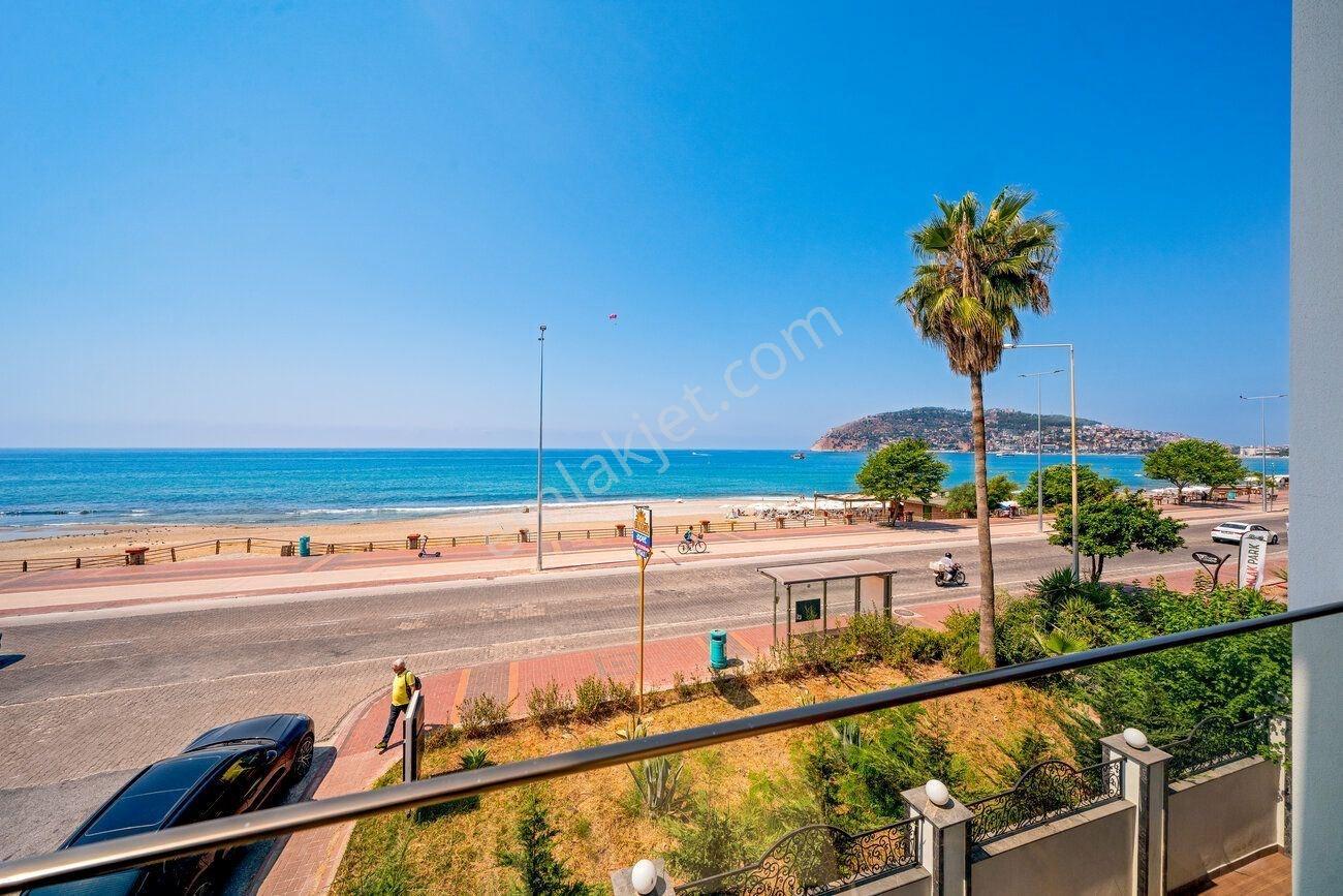 Alanya Merkezde Denize Sıfır Deniz Manzaralı 3+1 Satılık Daire