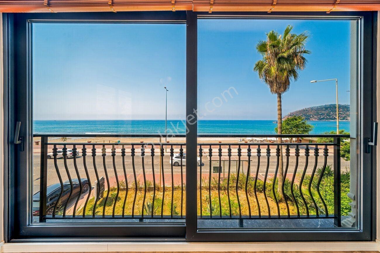 Alanya Merkezde Denize Sıfır Deniz Manzaralı 3+1 Satılık Daire — fotoğraf 2