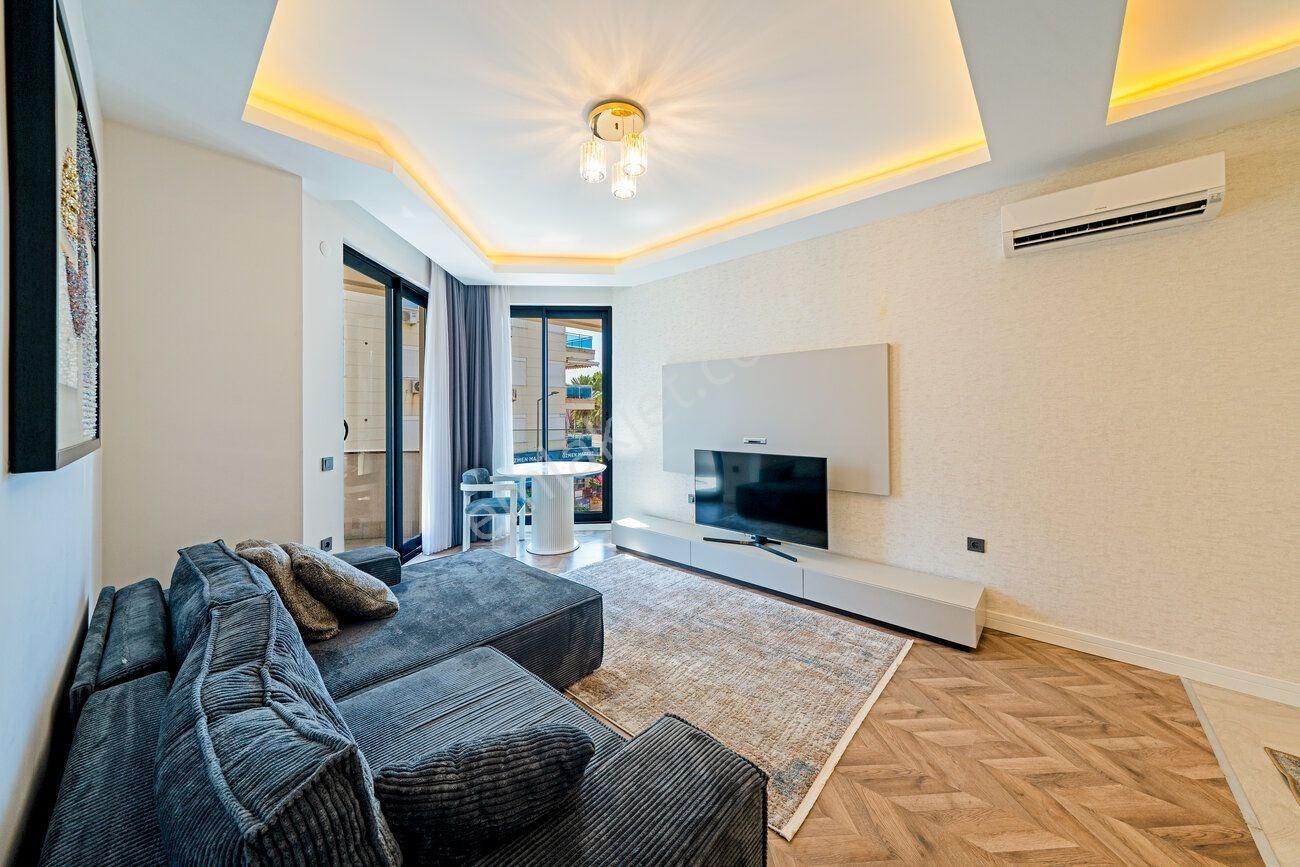 Alanya Merkezde Denize Sıfır Deniz Manzaralı 3+1 Satılık Daire — fotoğraf 4
