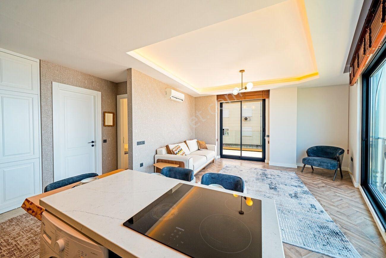Alanya Merkezde Denize Sıfır Deniz Manzaralı 3+1 Satılık Daire — fotoğraf 8