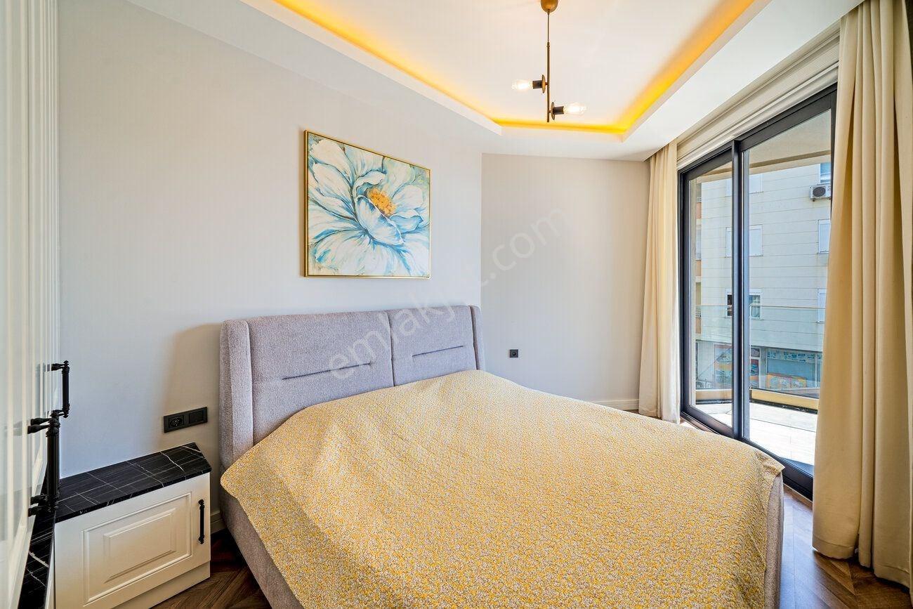 Alanya Merkezde Denize Sıfır Deniz Manzaralı 3+1 Satılık Daire — fotoğraf 9