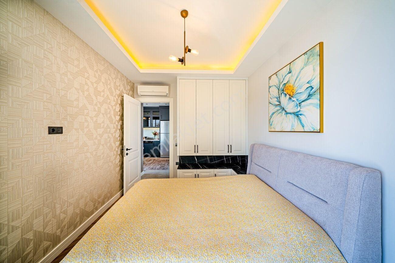 Alanya Merkezde Denize Sıfır Deniz Manzaralı 3+1 Satılık Daire — fotoğraf 10