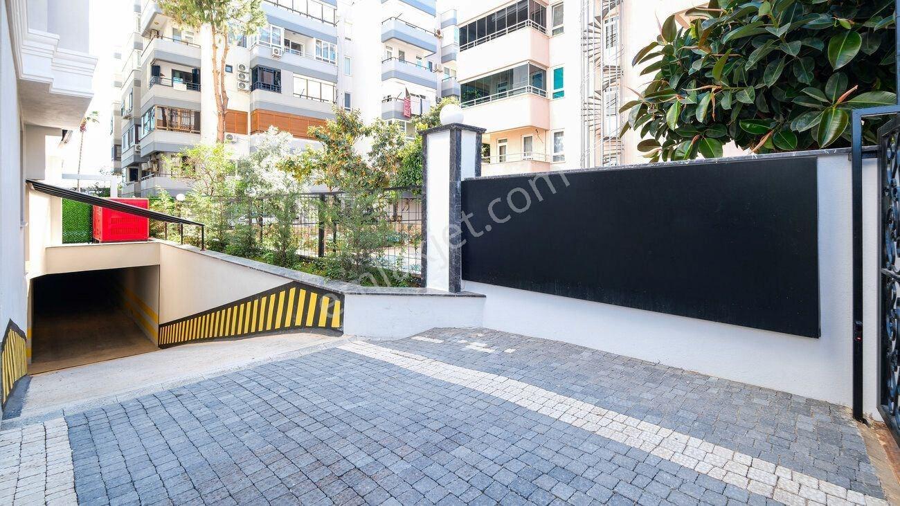 Alanya Merkezde Denize Sıfır Deniz Manzaralı 3+1 Satılık Daire — fotoğraf 22