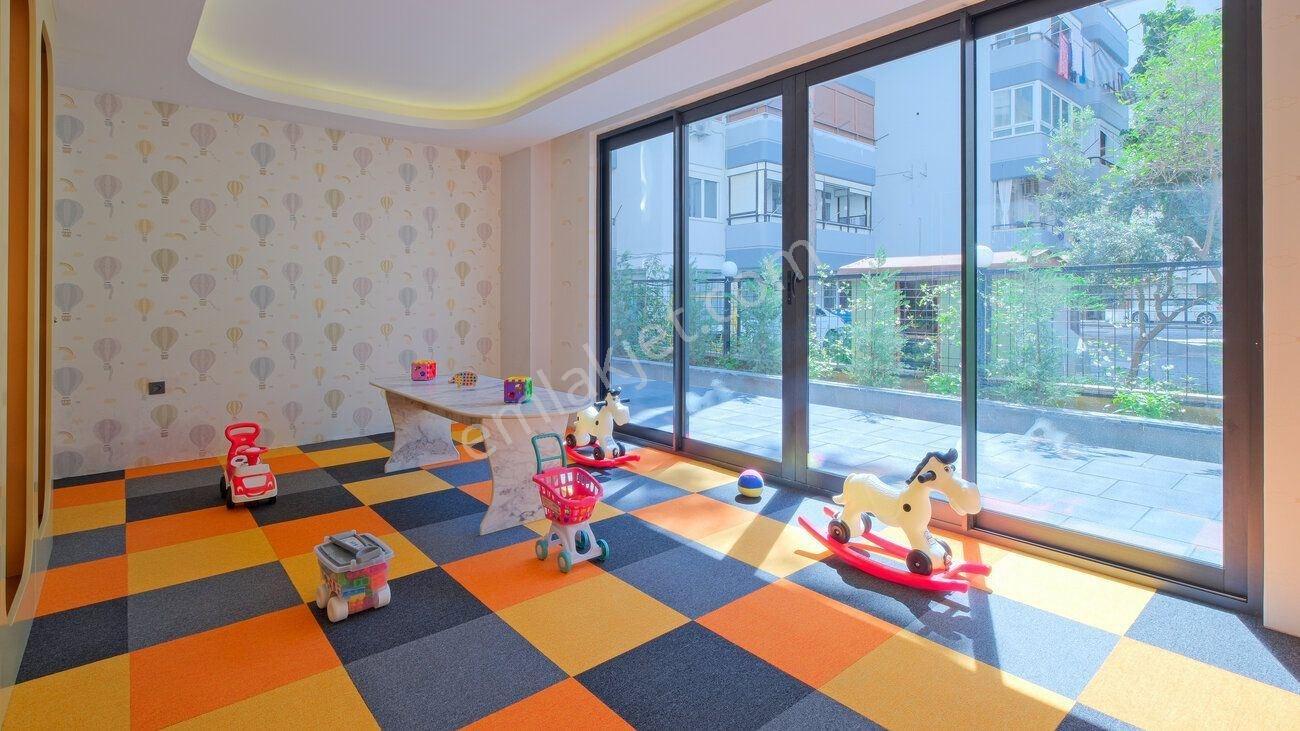 Alanya Merkezde Denize Sıfır Deniz Manzaralı 3+1 Satılık Daire — fotoğraf 24