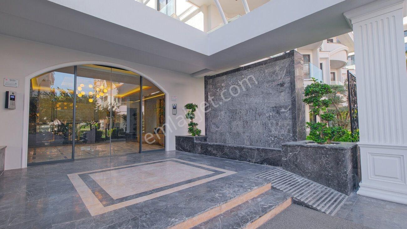 Alanya Merkezde Denize Sıfır Deniz Manzaralı 3+1 Satılık Daire — fotoğraf 32