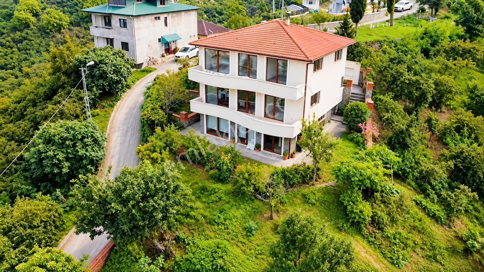 Trabzon Uğurlu'Da 300 M² 3 Katlı Müstakil Villa Ve Bahçe