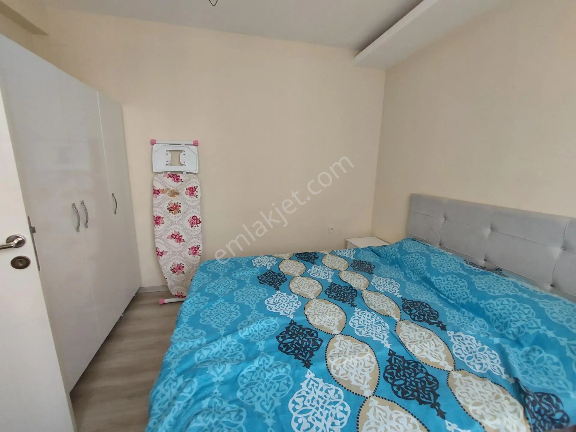 Stad Yanı Geniş Oturumlu Full Eşyalı Satılık 1+1 Daire — fotoğraf 2