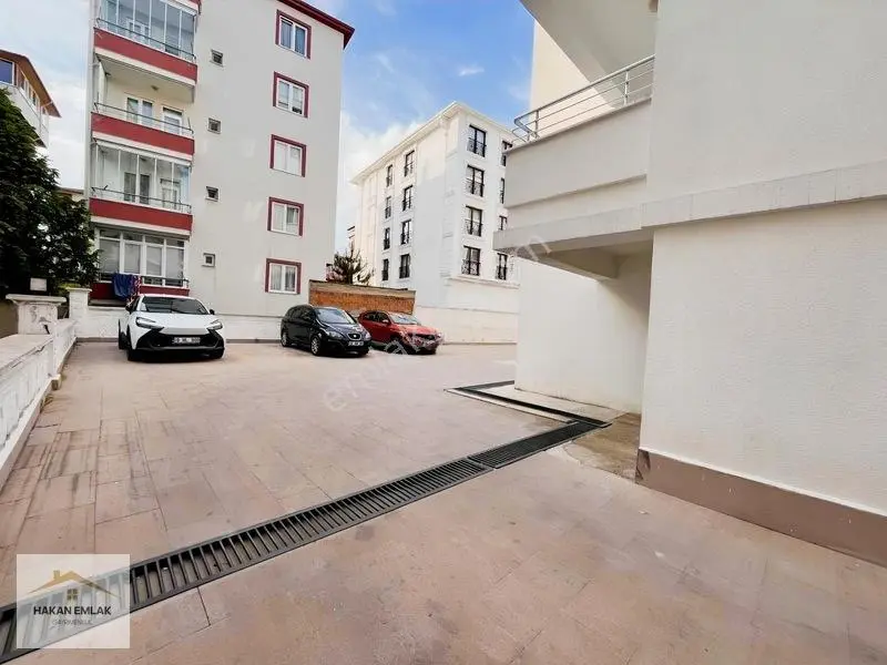 Hakan Emlak'tan Ilıca Caddesinde 2+1 Satılık Daire — fotoğraf 3
