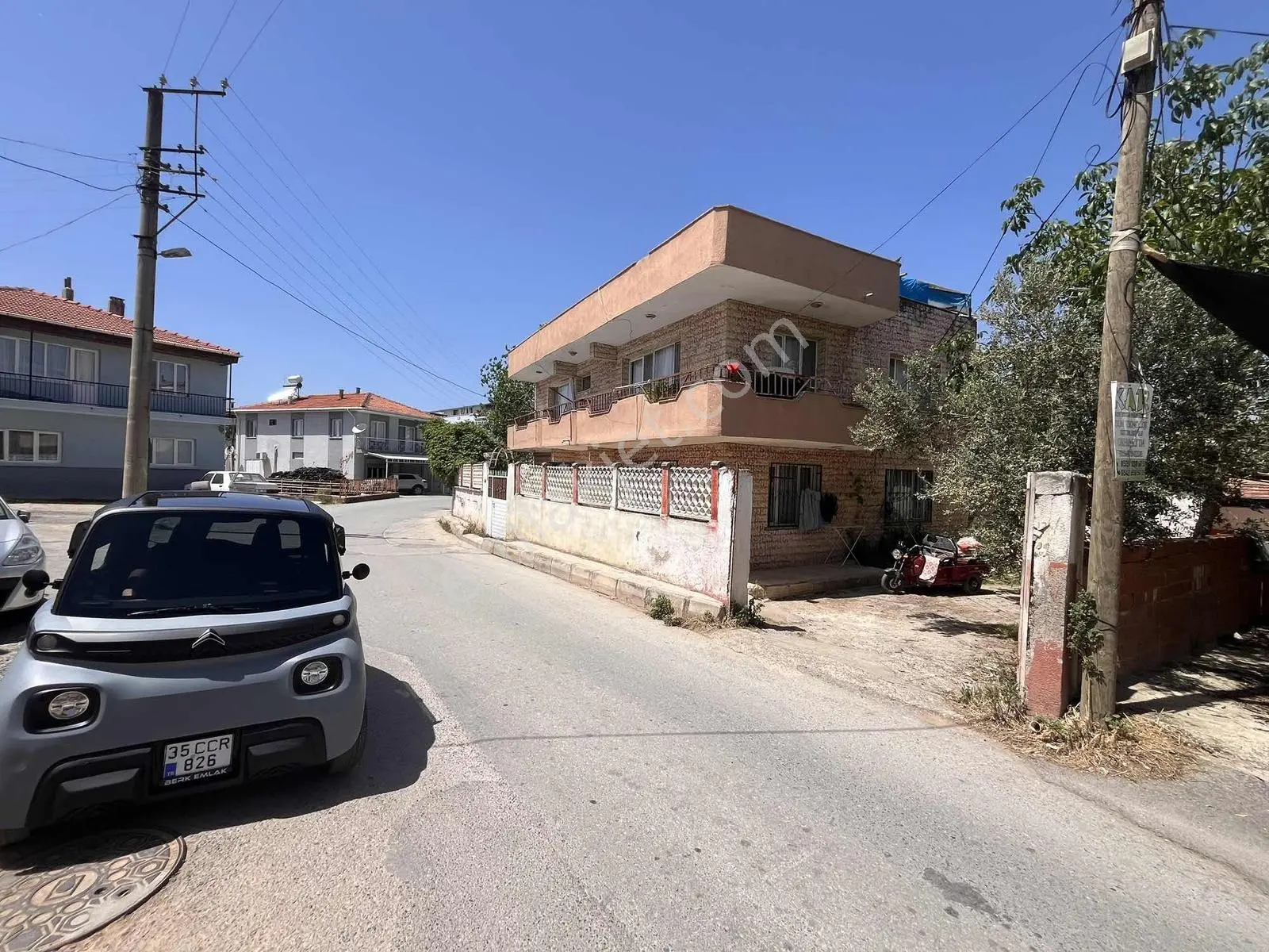 Berk Emlak'Tan Menderes Görece Merkezde Satılık 3 Adet Ev