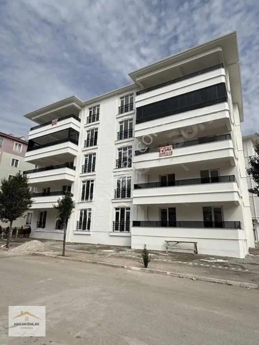 Hakan Emlaktan Kevser Cami Civarında 150 M² Köşe Başı 3+1 Daire