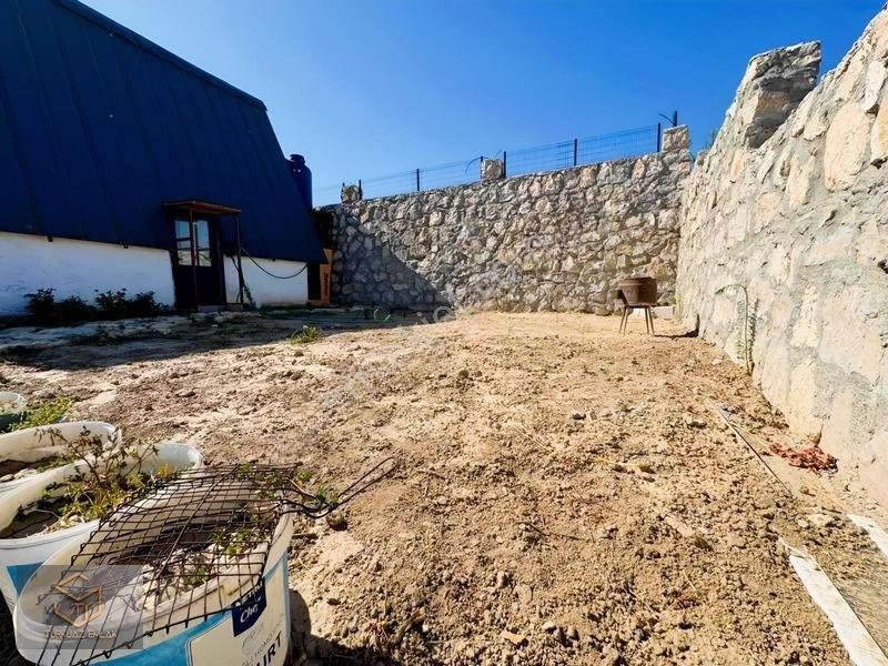 Türkelli'de Foça Yoluna Yakın 300 M² Hisseli Arsa