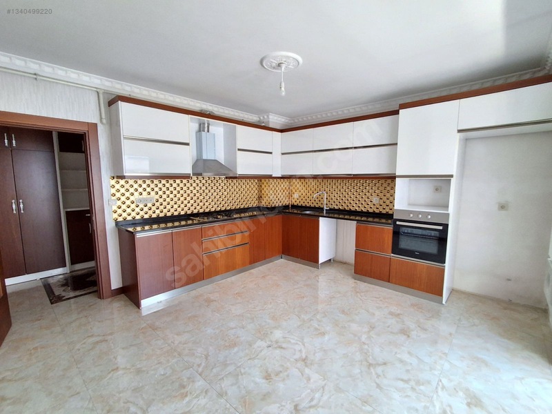 Cumhuriyet Mahallesinde Çarşı Merkezde 3+1Kiralık Daire