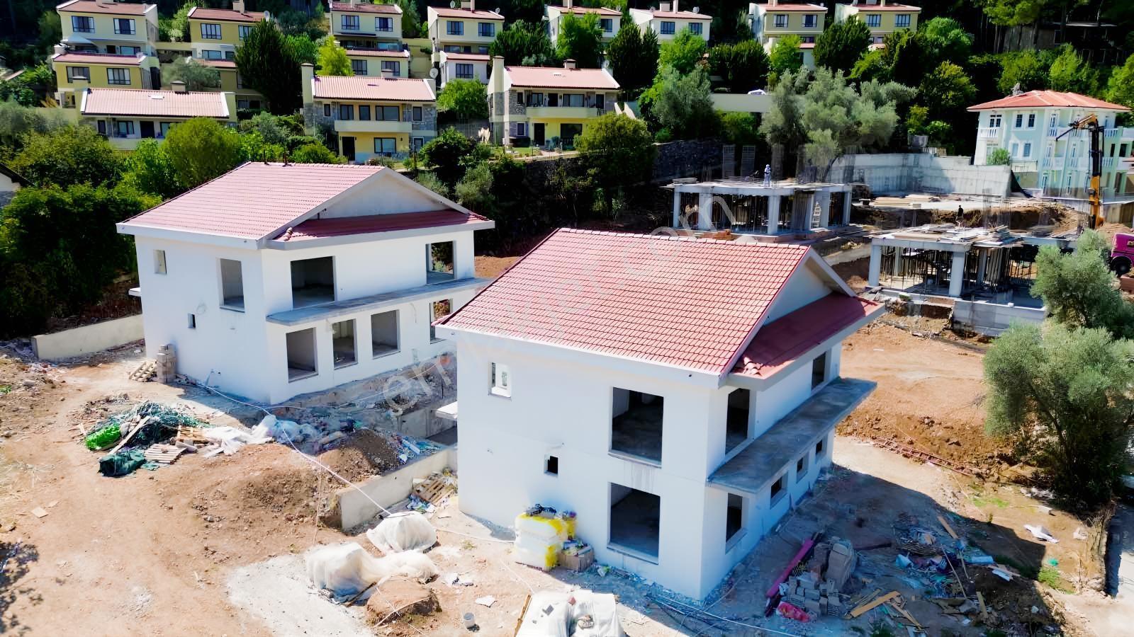 Havuzlu Butik Sitede Full Manzaralı Geniş Balkonlu 1+1 Daire