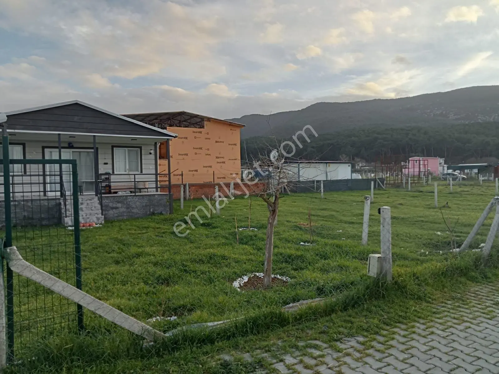 Asansör Emlaktan Tapulu Elektrigi Suyu Mevcut Arsa İcinde Ev ! — fotoğraf 2