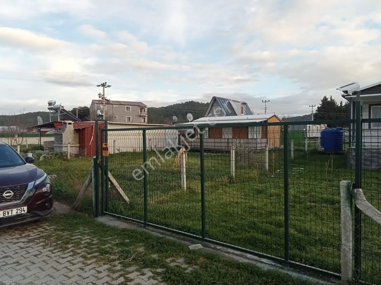 Asansör Emlaktan Tapulu Elektrigi Suyu Mevcut Arsa İcinde Ev ! — fotoğraf 3