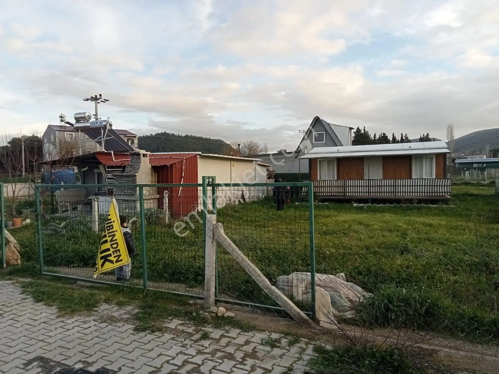 Asansör Emlaktan Tapulu Elektrigi Suyu Mevcut Arsa İcinde Ev ! — fotoğraf 4