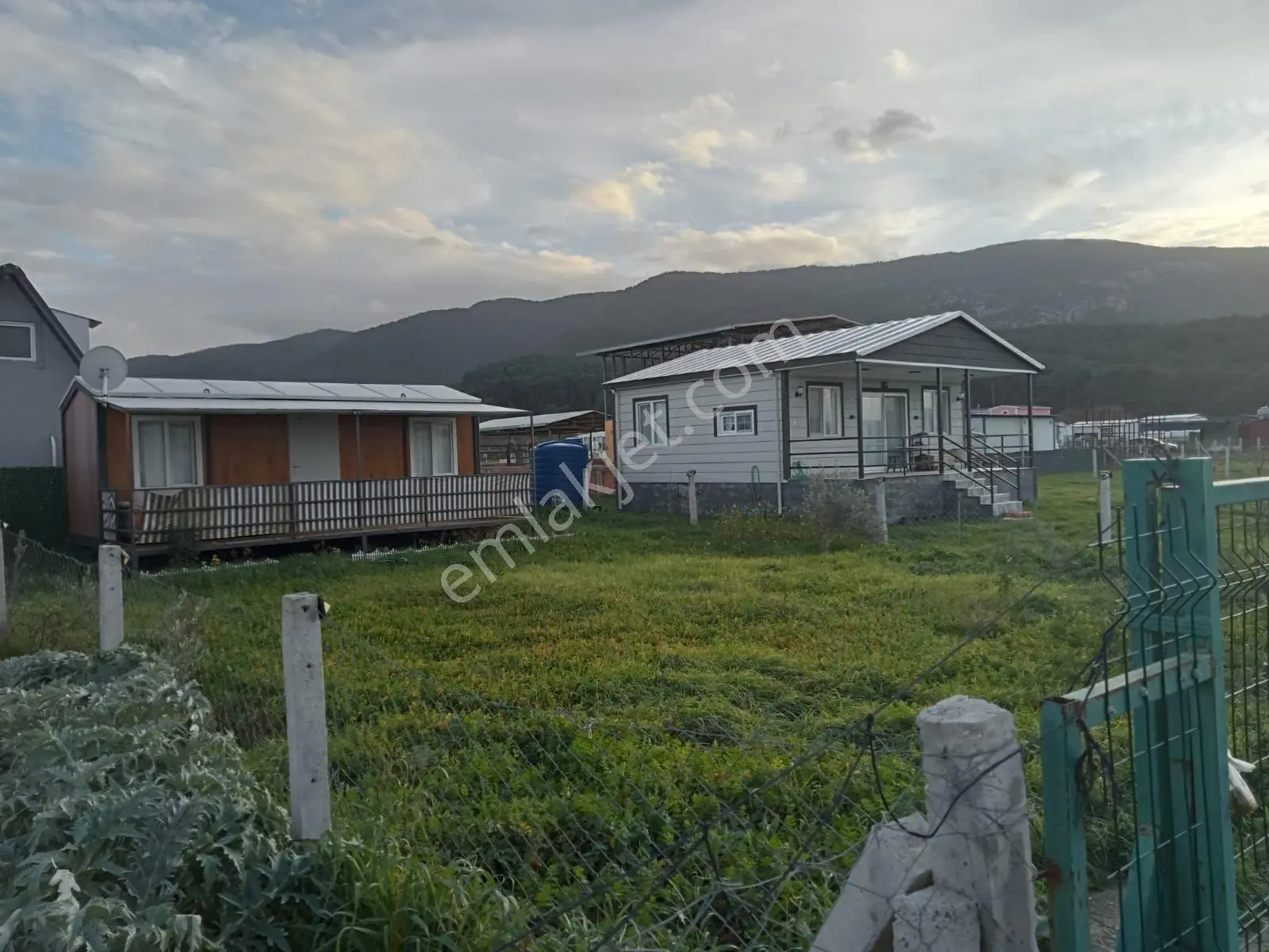 Asansör Emlaktan Tapulu Elektrigi Suyu Mevcut Arsa İcinde Ev ! — fotoğraf 5