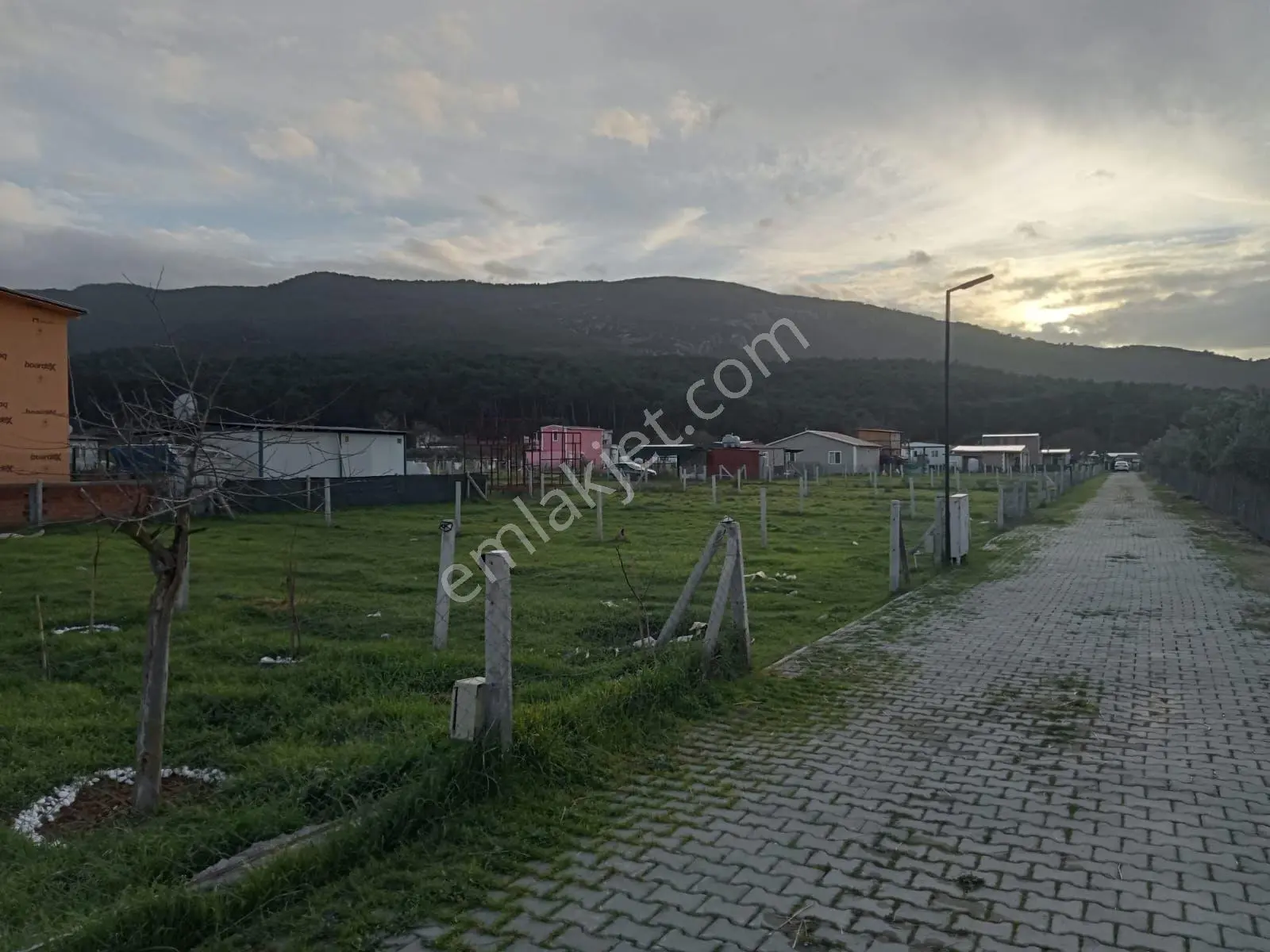 Asansör Emlaktan Tapulu Elektrigi Suyu Mevcut Arsa İcinde Ev ! — fotoğraf 6