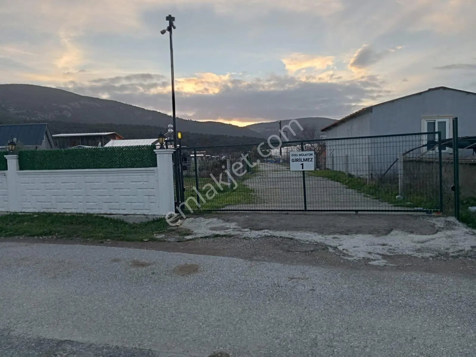 Asansör Emlaktan Tapulu Elektrigi Suyu Mevcut Arsa İcinde Ev ! — fotoğraf 9