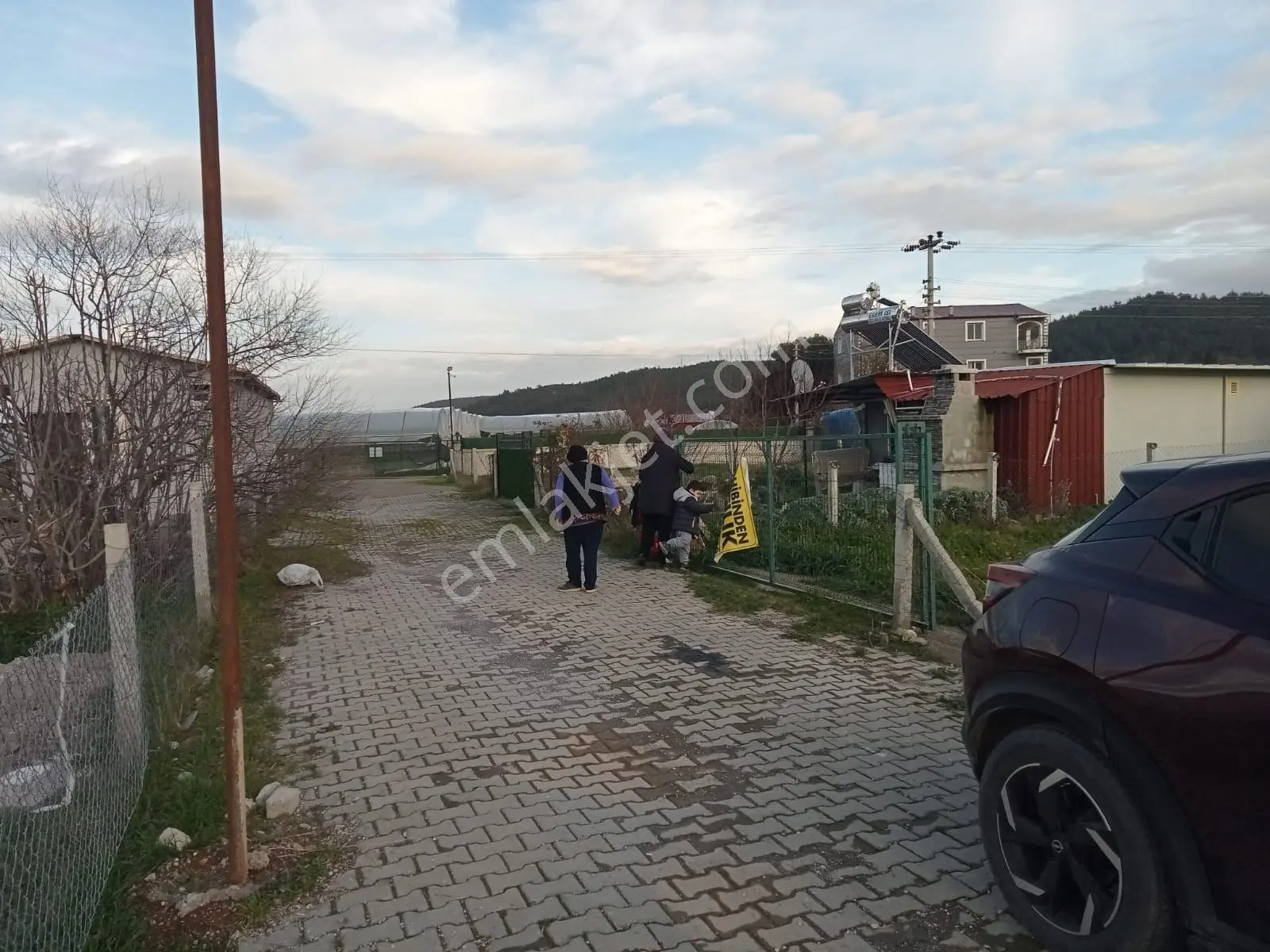 Asansör Emlaktan Tapulu Elektrigi Suyu Mevcut Arsa İcinde Ev ! — fotoğraf 10