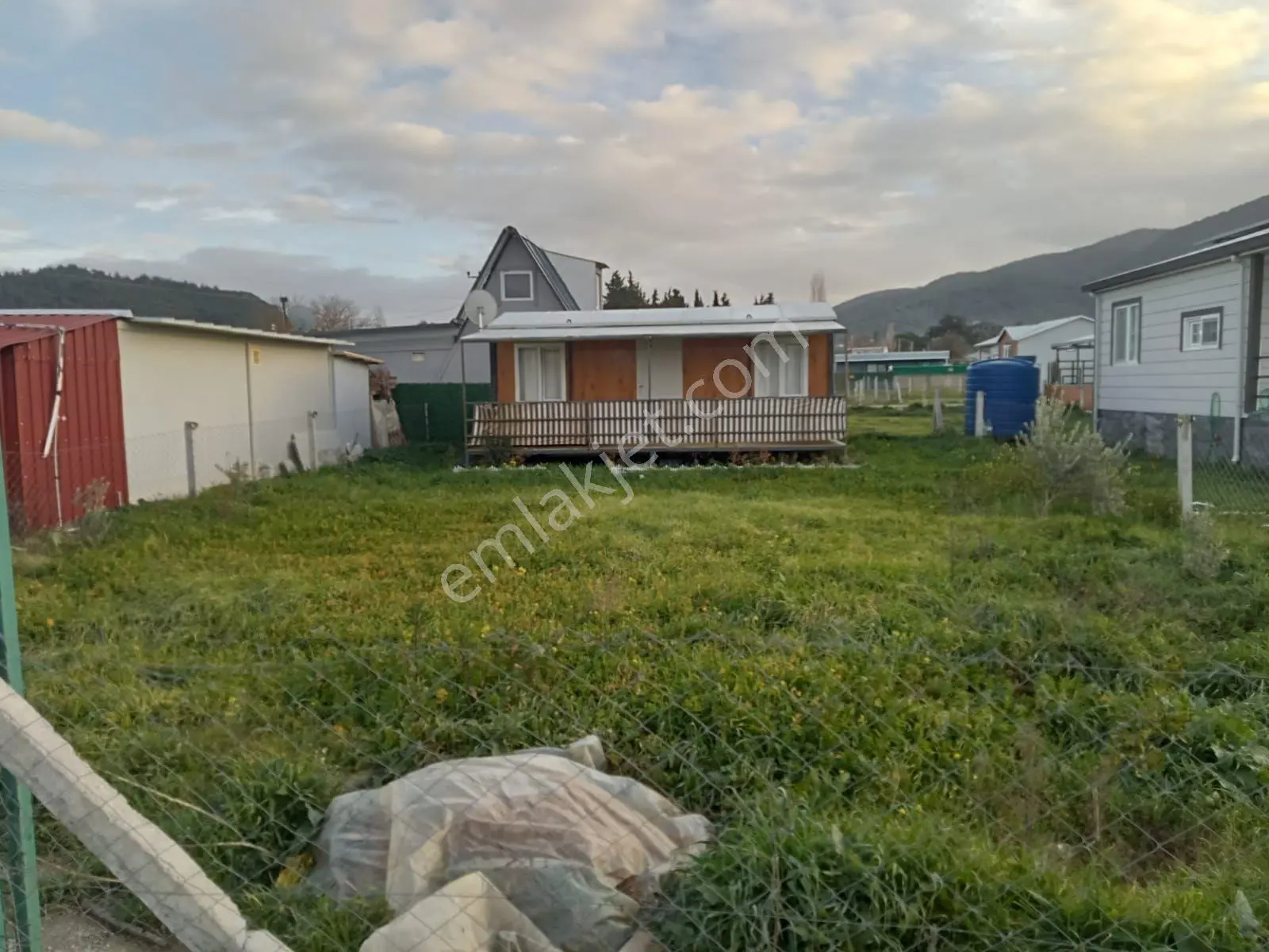 Asansör Emlaktan Tapulu Elektrigi Suyu Mevcut Arsa İcinde Ev ! — fotoğraf 11
