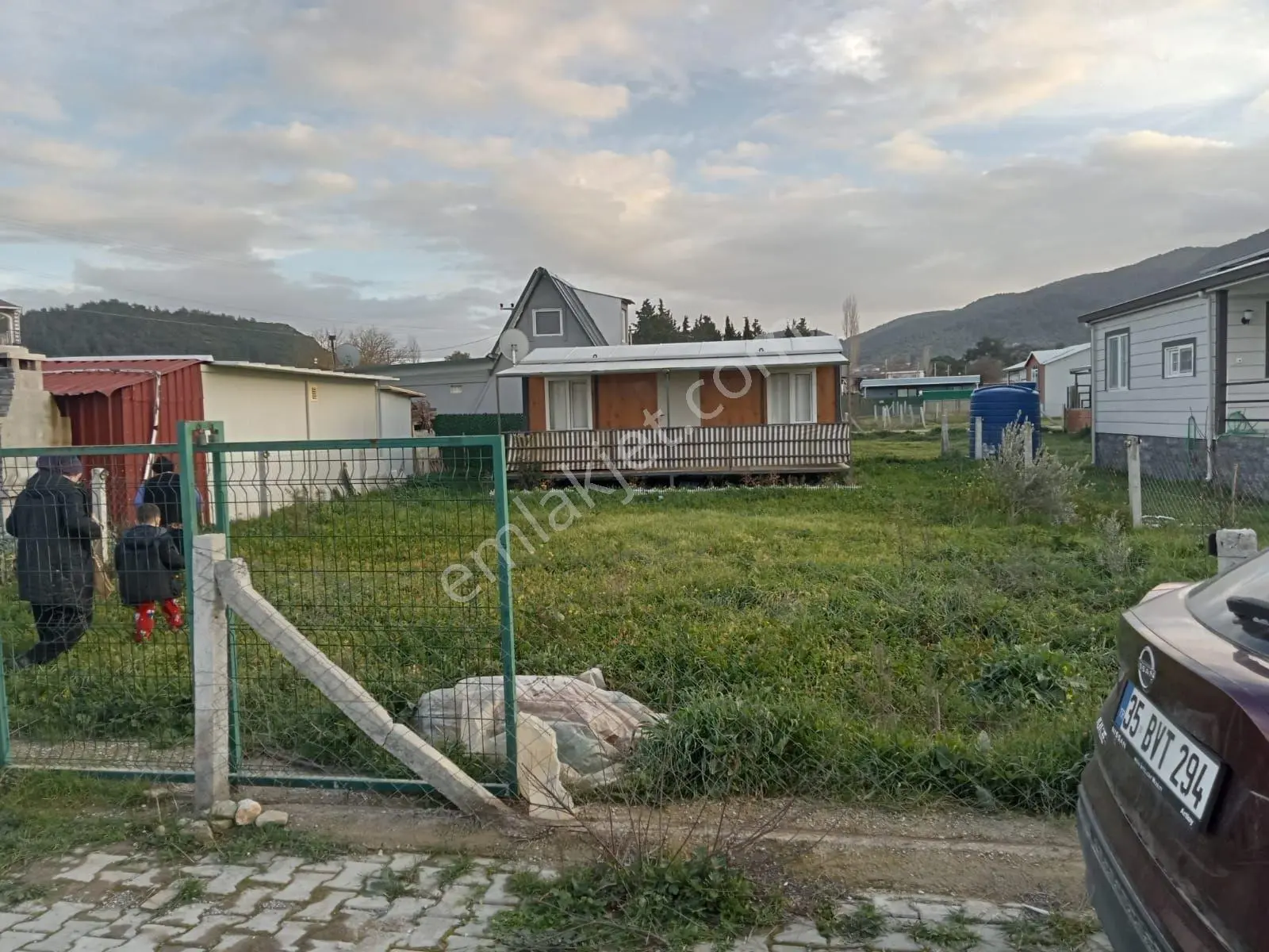 Asansör Emlaktan Tapulu Elektrigi Suyu Mevcut Arsa İcinde Ev ! — fotoğraf 17