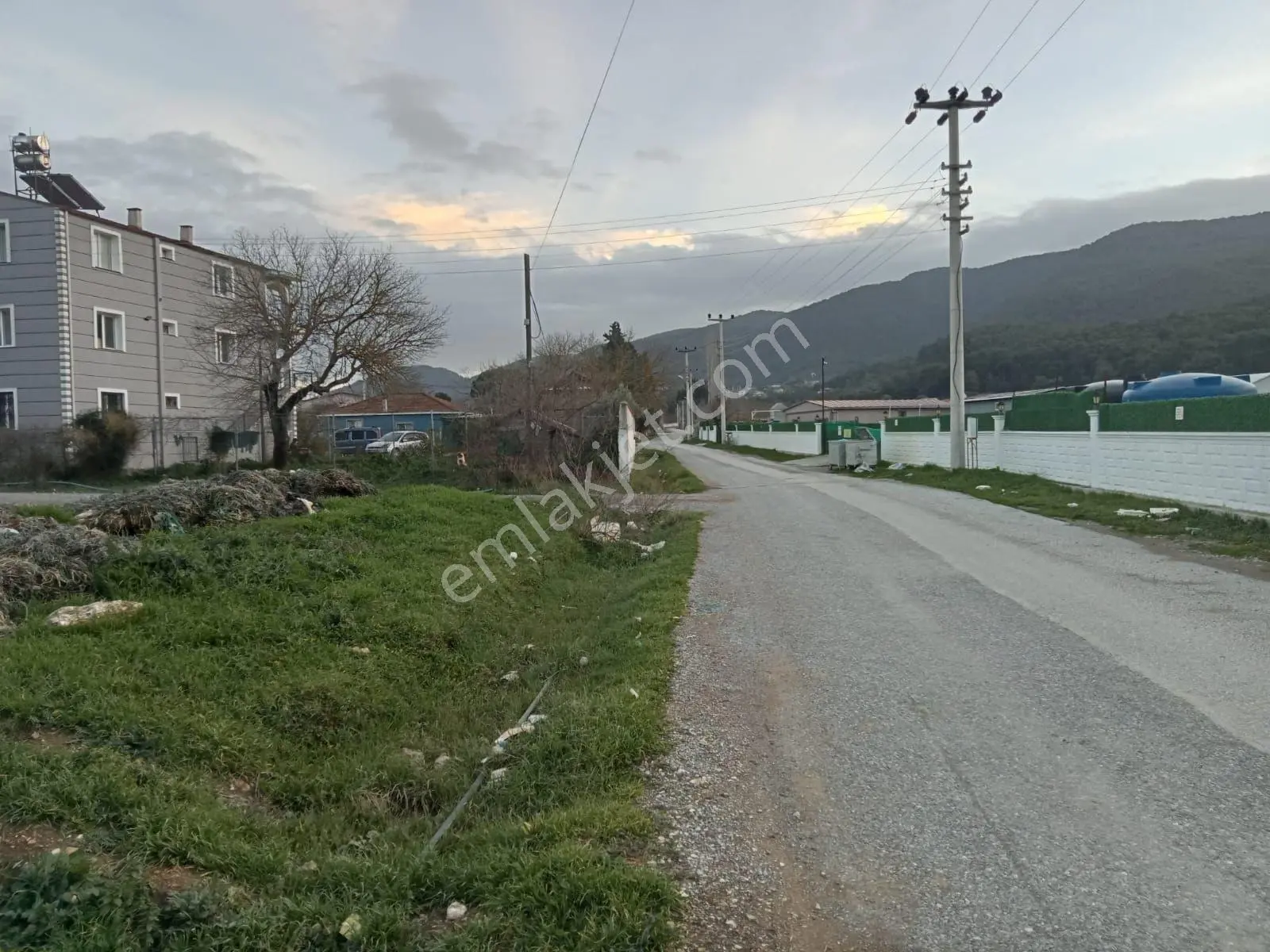 Asansör Emlaktan Tapulu Elektrigi Suyu Mevcut Arsa İcinde Ev ! — fotoğraf 19