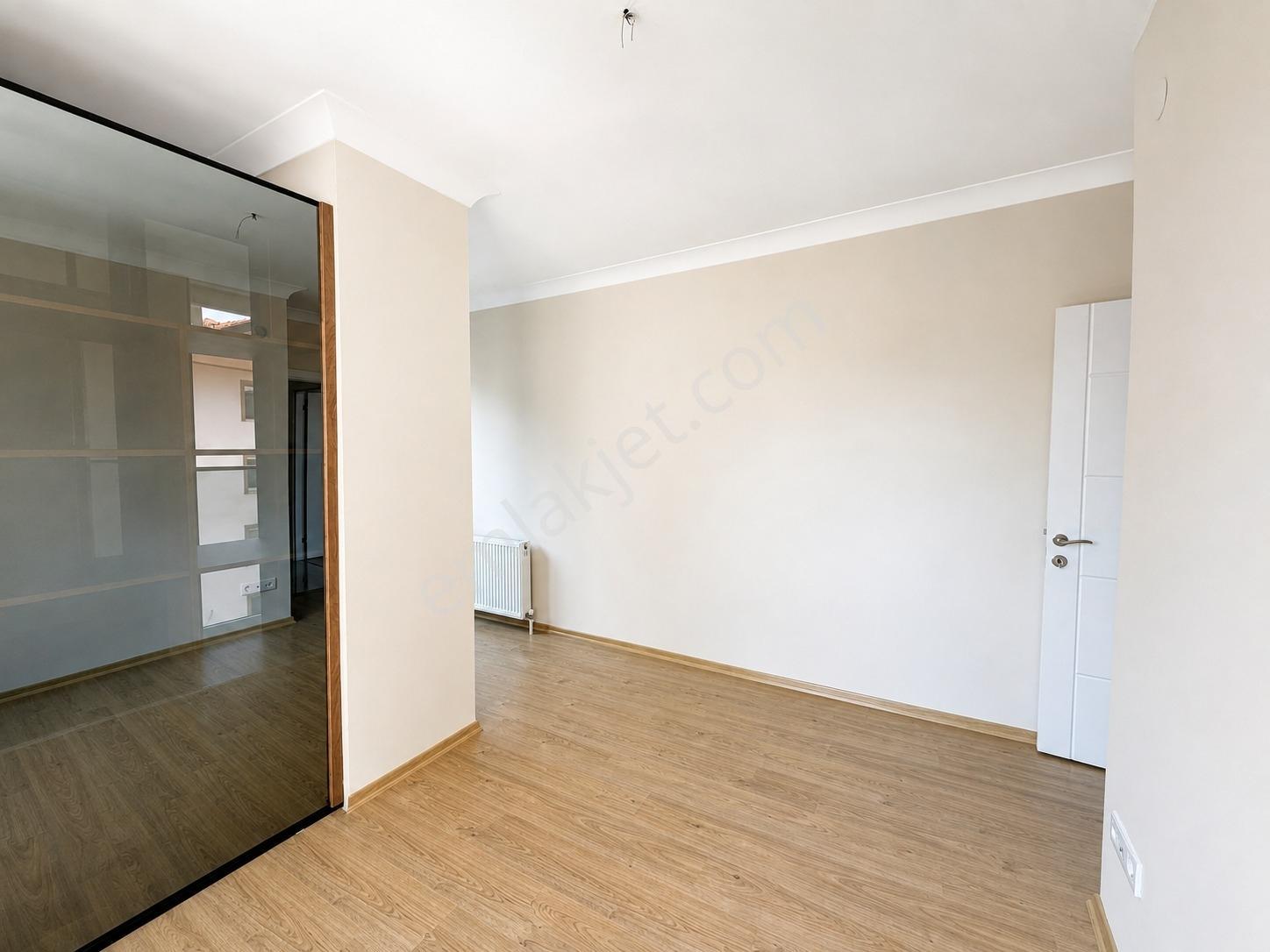 Kozyatağı'nda 2+1 Net 70m2 Balkonlu Giyinme Odalı Fırsat Daire — fotoğraf 13