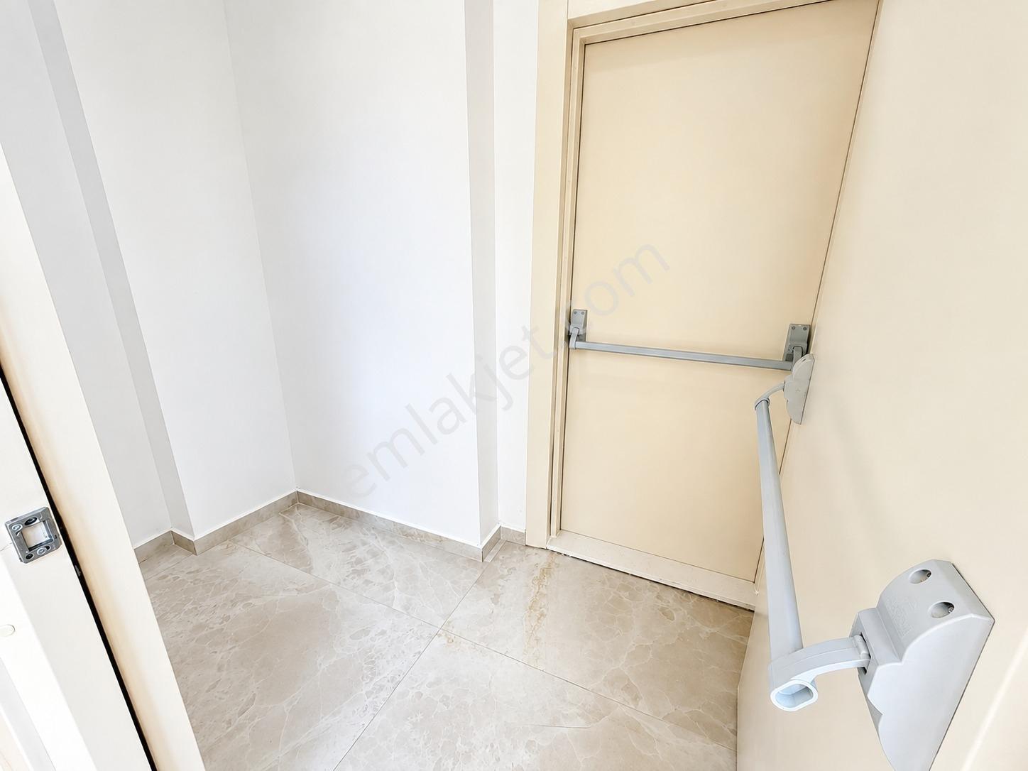 Kozyatağı'nda 2+1 Net 70m2 Balkonlu Giyinme Odalı Fırsat Daire — fotoğraf 28
