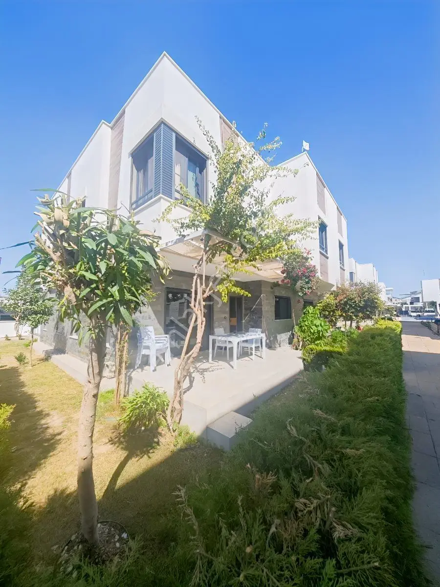 Didim Efeler Mahallesi'Nde Satılık Havuzlu 3+1 Eşyalı Villa