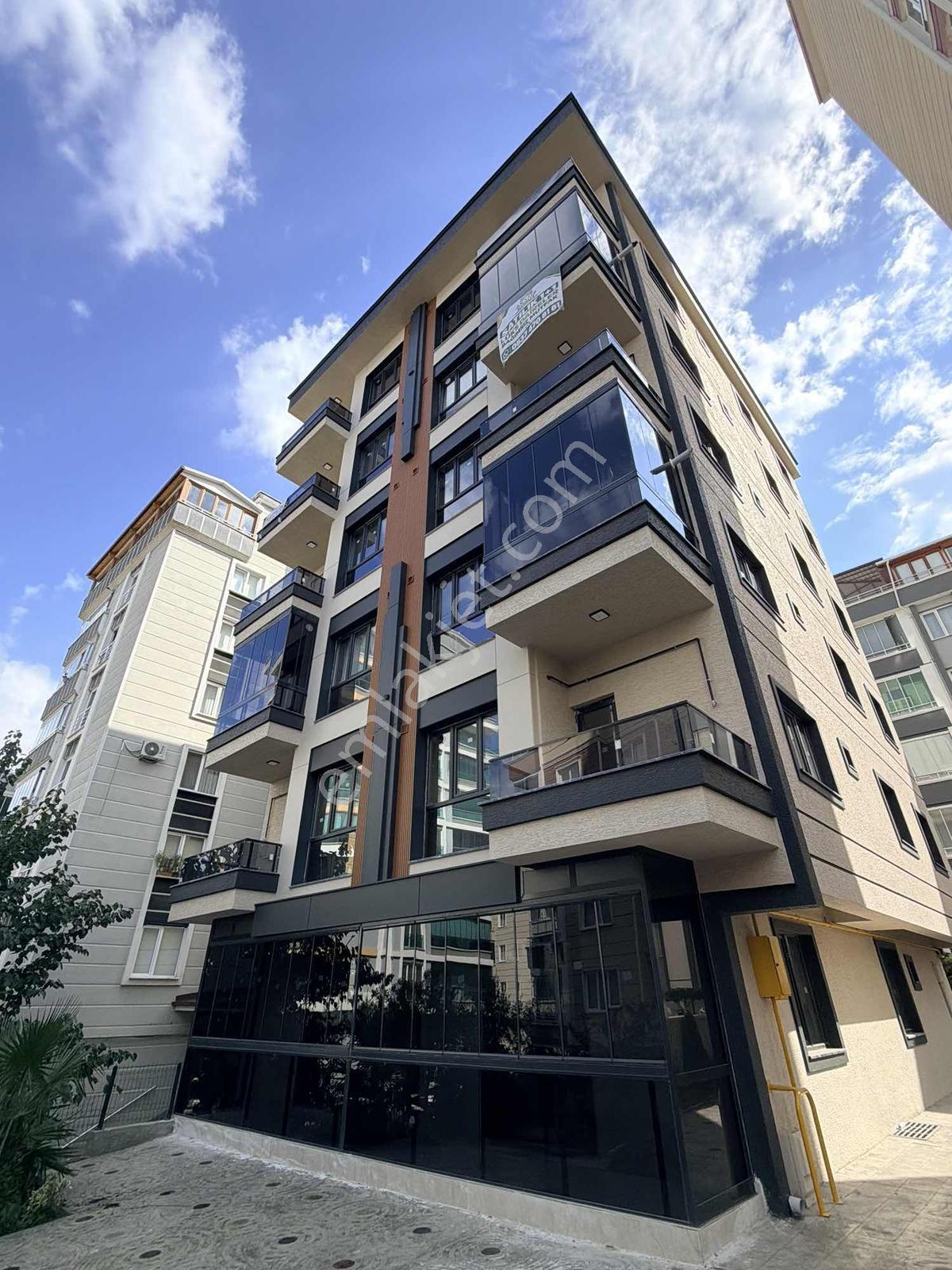 Cağaloğlunda / İskanlı Cam Balkonlu 1+1 Fırsat Daire
