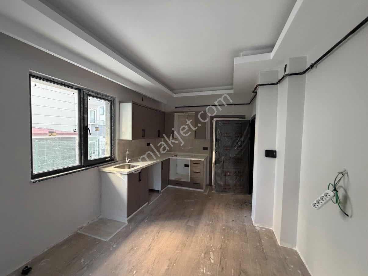 Cağaloğlunda / İskanlı Cam Balkonlu 1+1 Fırsat Daire — fotoğraf 4
