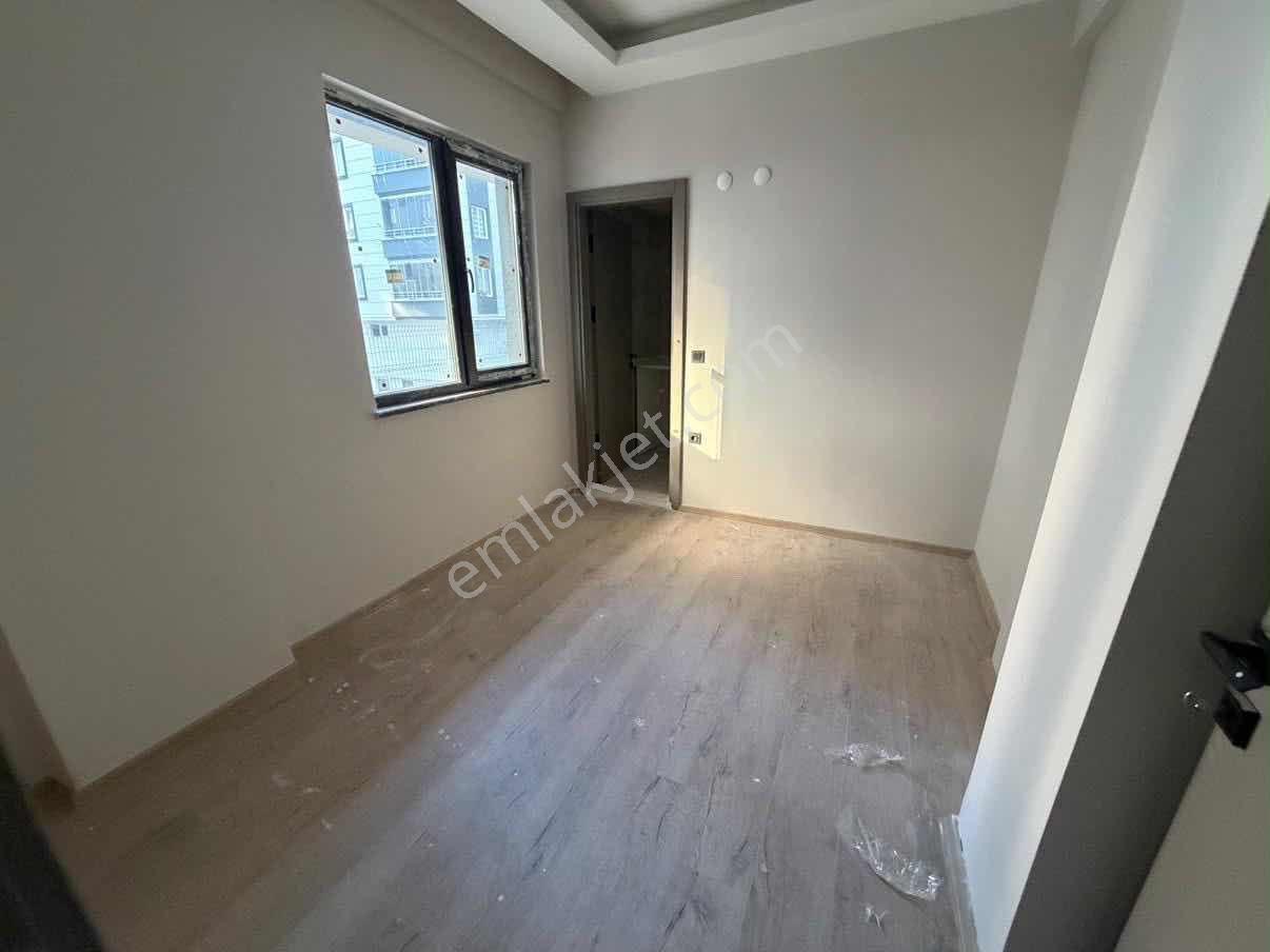 Cağaloğlunda / İskanlı Cam Balkonlu 1+1 Fırsat Daire — fotoğraf 5