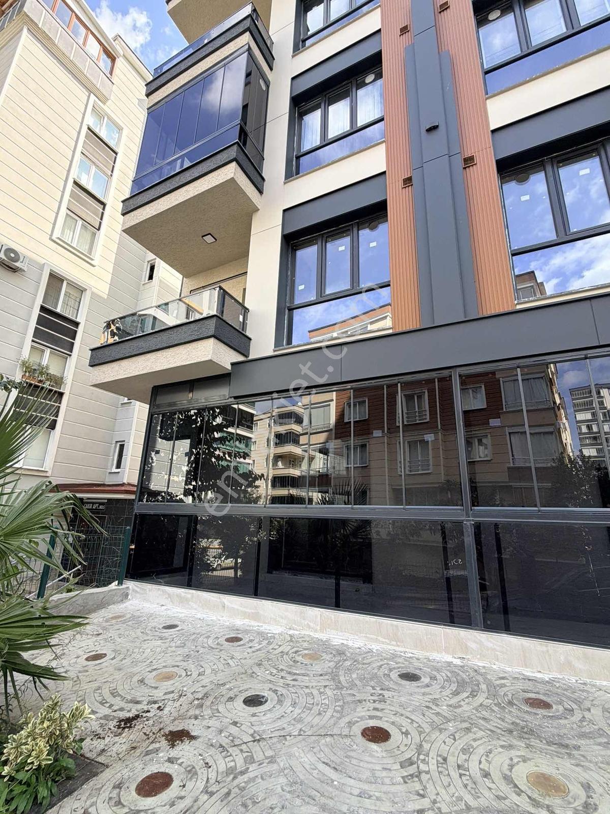 Cağaloğlunda / İskanlı Cam Balkonlu 1+1 Fırsat Daire — fotoğraf 10