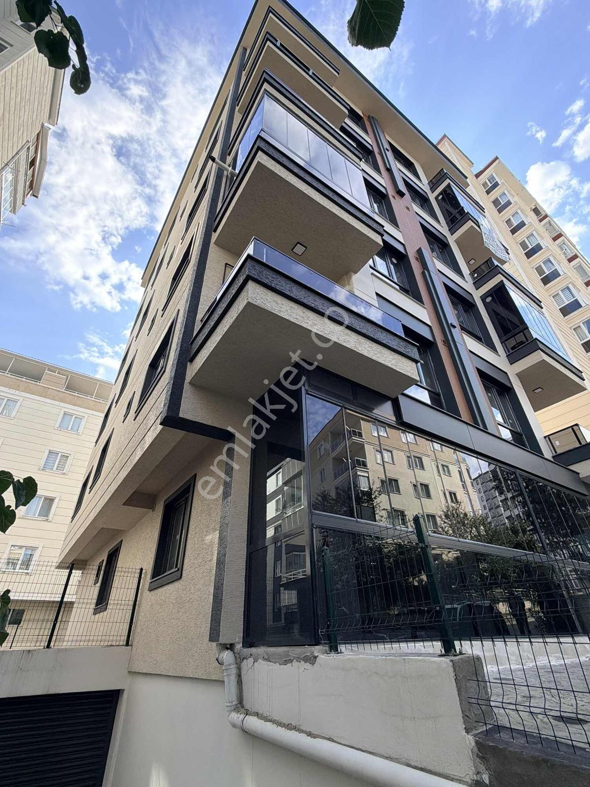 Cağaloğlunda / İskanlı Cam Balkonlu 1+1 Fırsat Daire — fotoğraf 11