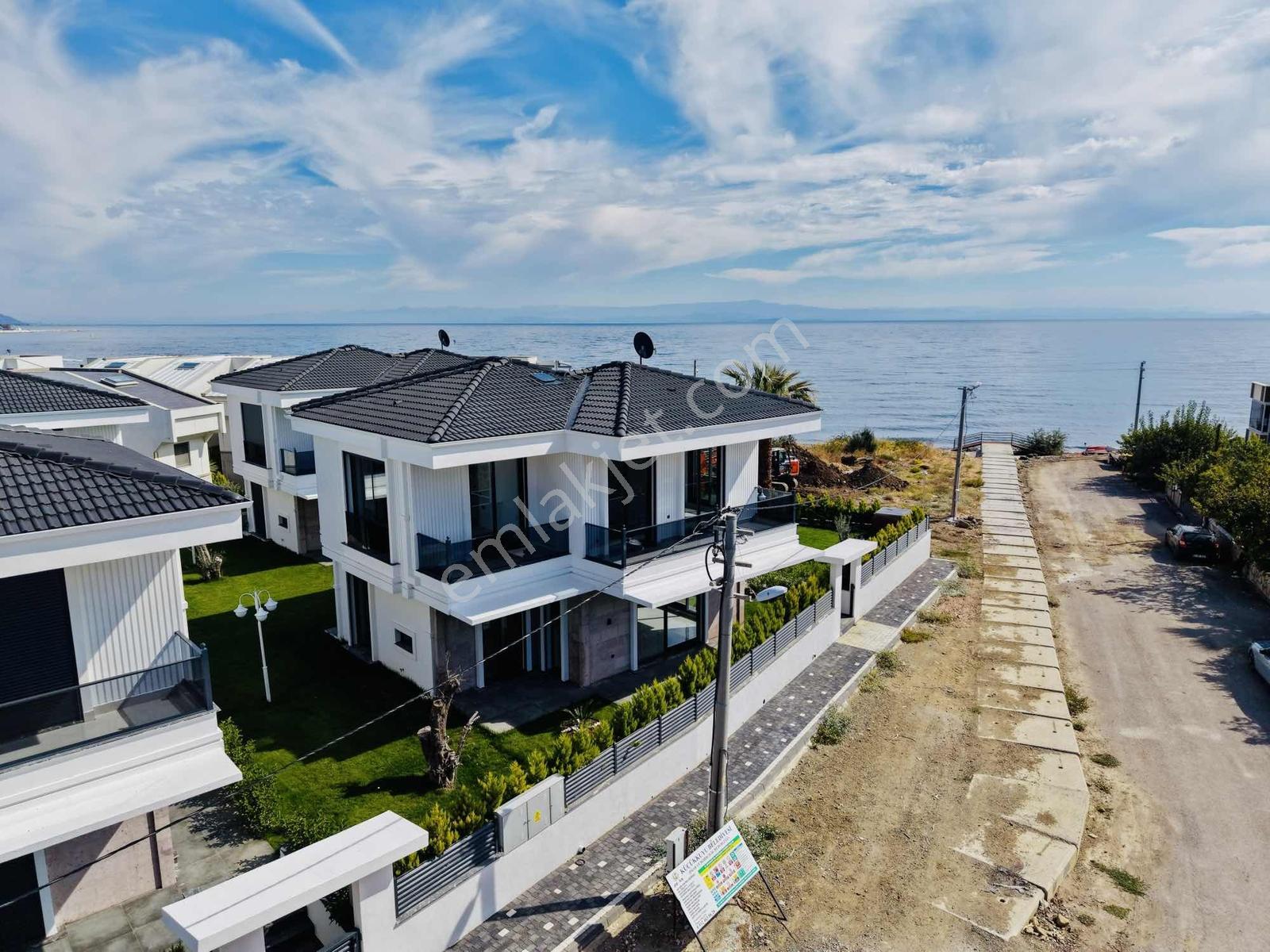 Avcı'dan Assos-k.kuyu Yolu Denize Sıfır Giriş Odalı 4+1 Villa — fotoğraf 2